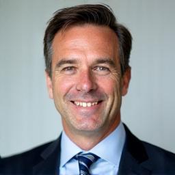 Portrait du Dr. Alexandre Martin, CEO de Santé Lumina.